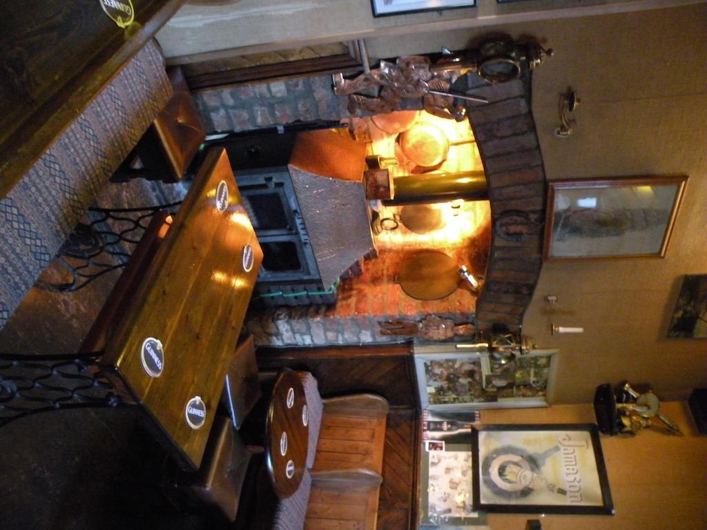 Buggle's Pub&Accommodation Kilrush Esterno foto
